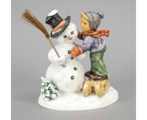Winterfreunde, Goebel, Oeslau, 1996, sign., Hummel, Modellnr. 2002, Junge auf seinem Schlitten den Schneemann umarmend, polyc