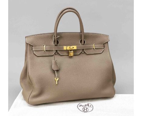 Hermes, Birkin Bag 40, taupefarbenes genarbtes Togo-Leder (Baby-Kalbsleder) mit weiß abgesetzten Ziernähten, goldfarbene Hard