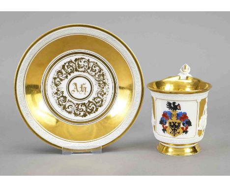 Große Prunktasse, KPM Berlin, Marke 1849-70, 1. W., Malermarke, figürlicher Henkel, sitzender Hermes mit Schild, im Medaillon