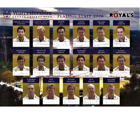 CRICKET - WORCESTERSHIRE 2006 FULLY HAND SIGNED PLAYING STAFF TEAM SHEET
Signed by all 17.
Slight creasing.