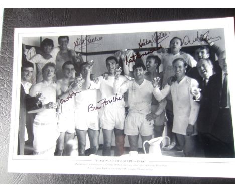 MANCHESTER UNITED - 1967 LEAGUE WINNERS PHOTO HAND SIGNED BY 7
12 x 8 black and white photo showing the United players toasti