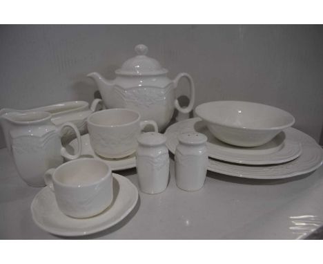 Large Mixed Lot:-

10.5 in Main plates - quantity 744
9.5 in Starter/dessert plates - quantity 189
8.5 in Fish/buffet/dessert