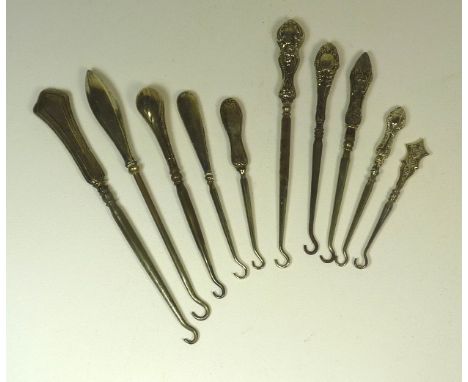 A group of 10 silver handled button hooks, various sizes (10)