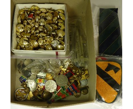 A mixed assortment of militaria including Somerset LI tie, cloth badges, brass buttons, WWII medals, medal bars, stabright bu