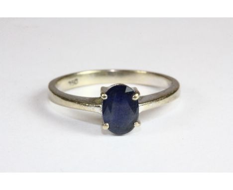 An 18ct white gold sapphire solitaire ring (N)