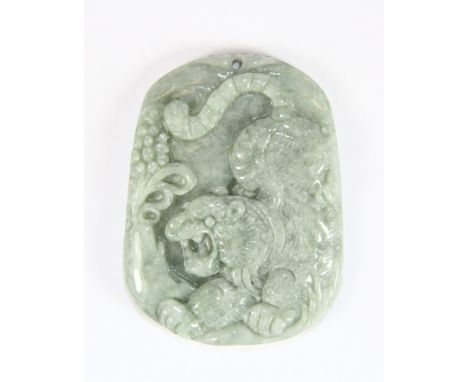 A Chinese carved jade/hardstone amulet of a tiger, L 5cm