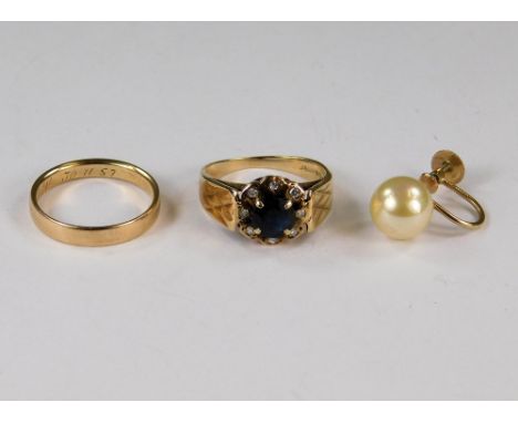 GOLD RINGS ETC. A French 14ct. gold wedding band, a 9ct. gold sapphire cluster ring &amp; a single cultured pearl earring.