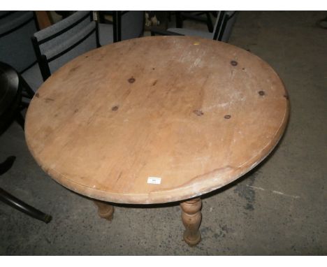 circular pine table