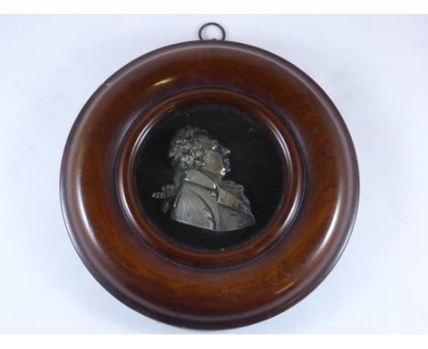 A GOOD QUALITY WHITE METAL RELIEF BUST OF A GENTLEMAN IN PERIOD CLOTHING IN A CIRCULAR PORTRAIT MINIATURE FRAME