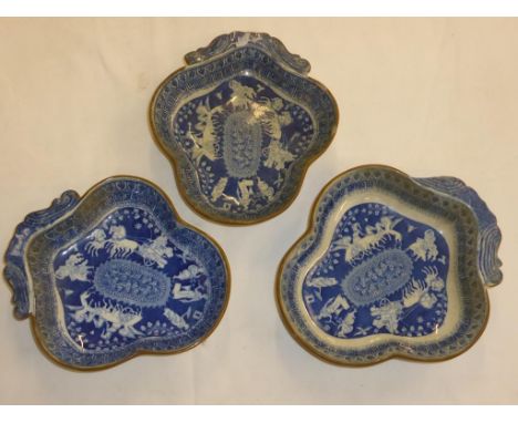 3, 19TH CENTURY, LOBED DISHES WITH BLUE AND WHITE CLASSICAL SCENE DECORATION IN THE SPODE STYLE AF THE LARGEST APPROX. 8 INCH