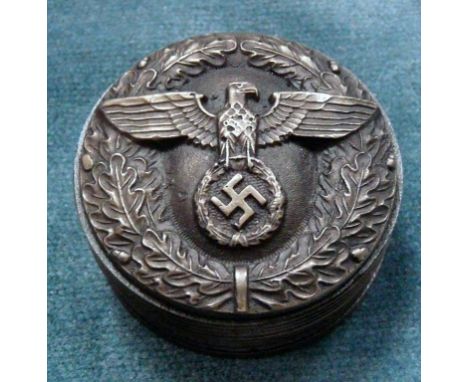 GERMAN SNUFF BOX, SCREW OFF LID WITH WEHRMACHT EAGLE AND SWASTIKA, BASE ENGRAVED 'STARKE LIEGT NICHT IN DER VERTEIDIGUNG SOND