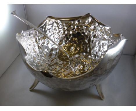 STYLISH SILVER PUNCH BOWL AND LADLE IN THE STYLE OF CHRISTOPHER DRESSER, APPROX. 930 g GR0SS, HUKIN AND HEATH, LONDON 1884