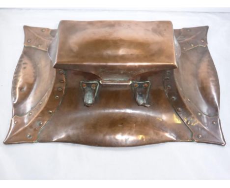 GOOD QUALITY ARTS AND CRAFTS COPPER DESK STAND, HINGED LID COVERING RECESSES FOR 2 INKWELLS