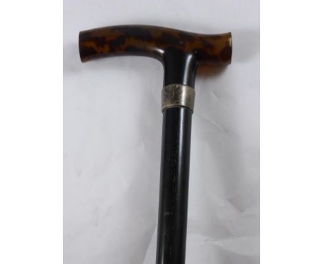 AN ELEGANT TAPERED EBONY WALKING STICK, APPROX. 92 cm, WITH TORTOISESHELL HANDLE