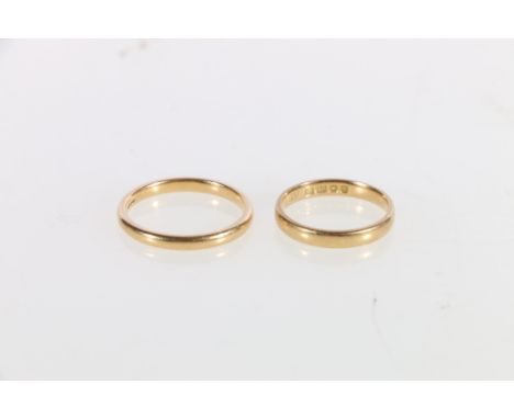 18ct gold wedding band ring, size K 2.4g and another 18ct size P 3.1g, 5.5g gross 