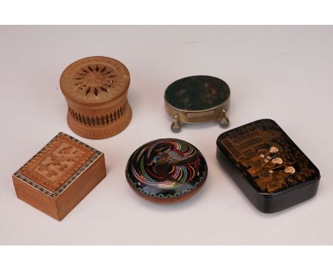 A paper mâché lacquer ware snuff box together with a moss agate trinket boxer cloisonné box and two treen boxes. 