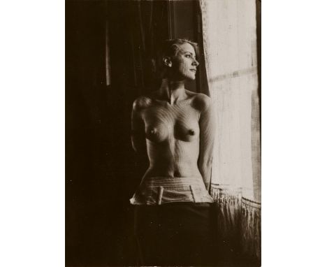 MAN RAY (EMANUEL RADNITZKY)1890 Philadelphia - 1976 ParisTitel: Lee Miller. Datierung: Ca. 1930. Technik: Gelatinesilberabzug