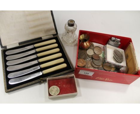 A CASED SET OF KNIVES TOGETHER WITH A TRAY OF COINS. LIGHTER. ETC  