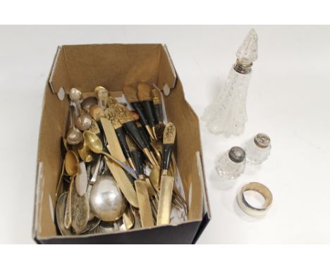 A TRAY OF COLLECTABLES TO INCLUDE A HALLMARKED SILVER RIMMED BOTTLE. VARIOUS FLATWARE. ETC 