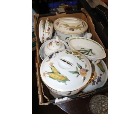 A TRAY OF ASSORTED CHINA TO INCLUDE ROYAL WORCESTER EVESHAM. PORTMEIRION BOTANICAL GARDEN. ETC 