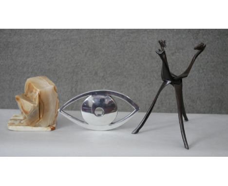 An Art Deco alabaster table lamp along with a chrome eye and African hardwood giraffe bowl stand. H.30 W.23cm 