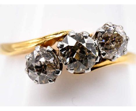   Antiker Ring mit 3 Altschliff-Diamanten, zusammen ca. 0,9 ct, um 1900.  Antiker Ring mit 3 Altschliff-Diamanten, zusammen c