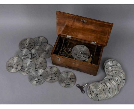   Kleines Symphonion/Polyphon mit 37 Metall-Notenscheiben, um 1900.  Kleines Symphonion/Polyphon mit 37 Metall-Notenscheiben,