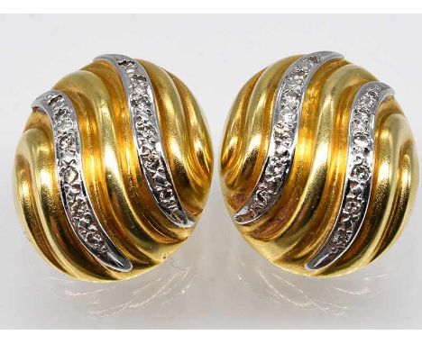  Paar Ohrclips mit Brillanten, zusammen ca. 0,2 ct, 80-er Jahre.  Paar Ohrclips mit Brillanten, zusammen ca. 0,2 ct, 80-er J