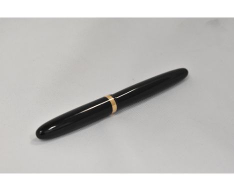 An Omas Extra piston fill fountain pen in black with visible band to barrel and broad band to the cap having Omas Extra 585 n