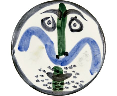 Pablo Picasso (Málaga 1881 - 1973 Mougins)Visage Nr. 1301963Weisse Keramik, Unterglasurmalerei mit Engobenfarben in Schwarz, 