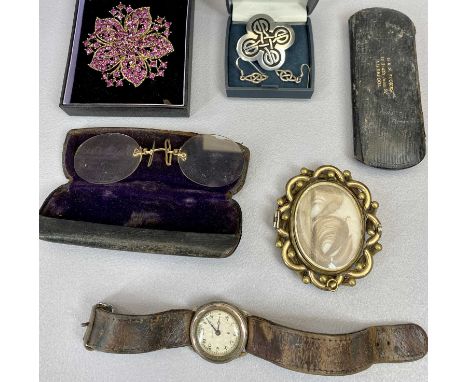VICTORIAN &amp; LATER JEWELLERY &amp; COLLECTABLES GROUP - a large Victorian pinchbeck swivel hair brooch, 7 x 5.5cms, St Jus