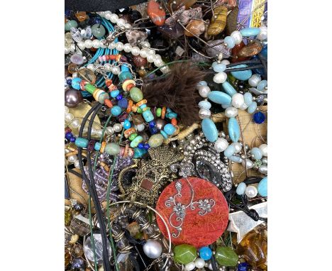 VINTAGE &amp; LATER COSTUME JEWELLERY, a good mixed tray