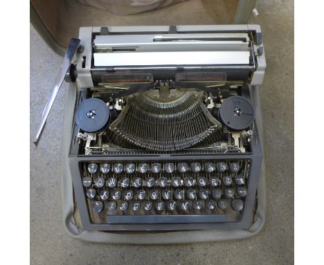 An East German Mod 40 typewriter **PLEASE NOTE THIS LOT IS NOT ELIGIBLE FOR POSTING AND PACKING** 
