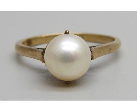 A 9ct gold and pearl ring, 2.4g, N 