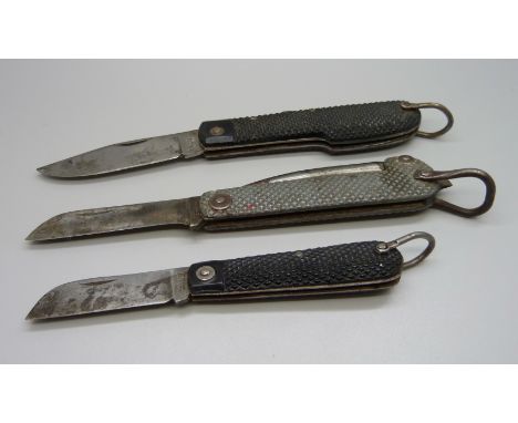 Three Army knives, WH Wragg lock knife, HWM Slater and Harrison Bros. 
