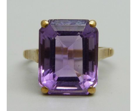 A 9ct gold and and purple stone ring, 5.6g, R 