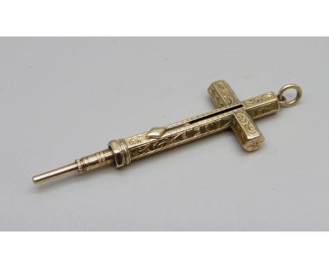 A yellow metal pencil in the form of a cross/pendant, 5.2g 