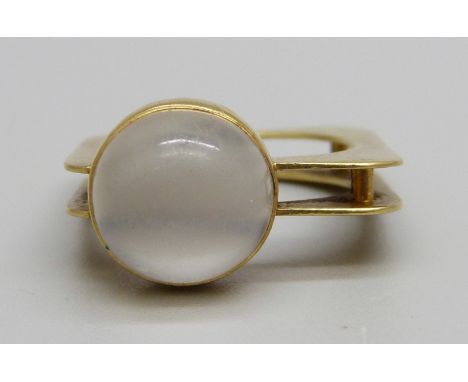 An 18ct gold and moonstone ring, 5.4g, M 