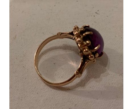 18ct GOLD RING SET WITH AMETHYST, TOTAL WEIGHT APPROXIMATELY 5.4g