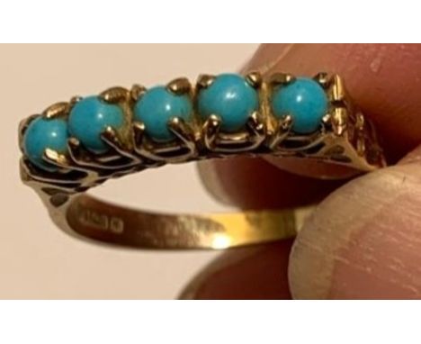 9ct GOLD RING SET WITH FIVE TURQUOISES, WEIGHT APPROXIMATELY 2.3g