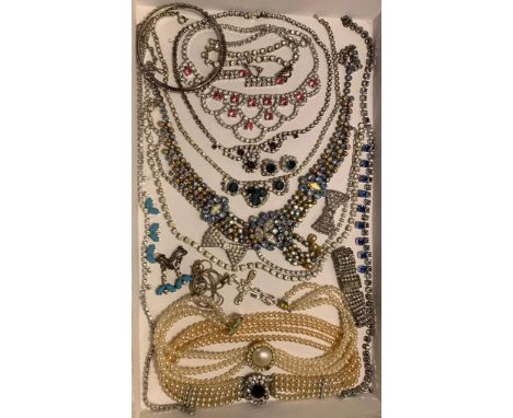 VINTAGE PASTE STONE JEWELLERY INCLUDING TEN NECKLACES, BROOCH, THREE PAIRS OF EARRINGS, BANGLE, TWO BRACELETS PLUS CROSS AND 