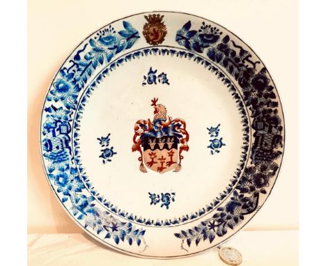 JAPANESE CERAMIC ARMORIAL PLATE WITH ENAMEL AND GILDING DECORATION, NO MARKS TO REVERSE, DIAMETER APPROXIMATELY 26cm