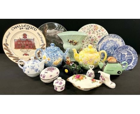 A Minton Haddon Hall pattern dinner plate; a Denby fan shaped vase, c.1950; assorted Hammersley Victorian Violets pattern tri
