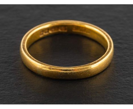A 22ct gold band ring,: with hallmarks for London, 1959, ring size K, total weight ca. 3.5gms. 