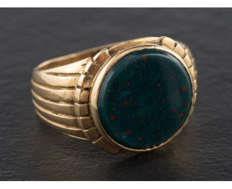 A 9ct gold bloodstone signet ring,: with hallmarks for London, 1964, length of ring head ca. 1.8cm, ring size R, total weight