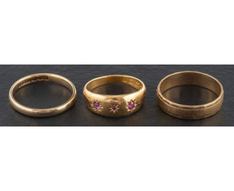 Three gold rings,: including a Victorian, 18ct gold, ruby set ring, with hallmarks for Birmingham, 1900; and two 9ct gold ban