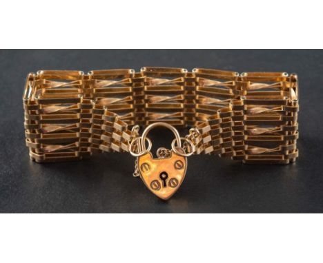 A 9ct gold, gate-link bracelet with heart-shaped clasp,: with hallmarks for London, 1968, length ca. 20cm, total weight ca. 2