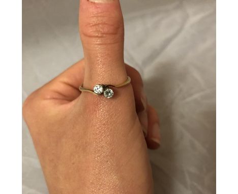 A TWO STONE DIAMOND RING IN A YELLOW GOLD SETTING, DIAMONDS APPROX .15CT EACH 