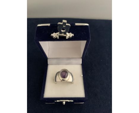 A SILVER DESIGNER AMETHYST STONE RING 