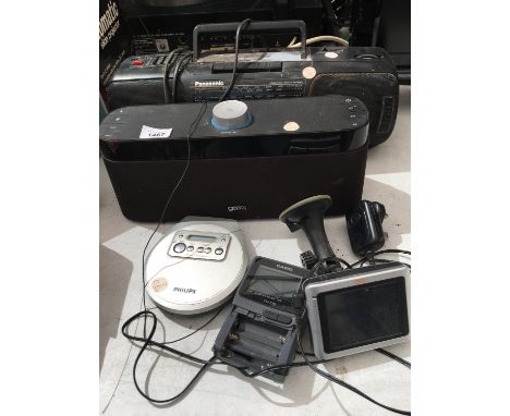 A PANASONIC PORTABLE RADIO (IN WORKING ORDER), GEAR4 WIRELESS SPEAKER, RAC SAT NAV AND FURTHER ITEMS 